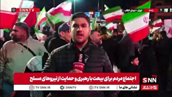 ساعت حوالی ۱:۳۰ نیمه شب؛ ملت خستگی ناپذیر همچنان در میدان انقلاب تهران