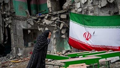 چهره‌های فرهنگی، هنری و دانشگاهی اسپانیا در حال امضای بیانیه محکومیت حمله به ایران