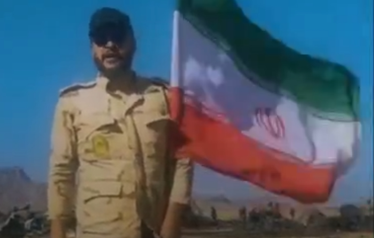 رجزخوانی تکاوران فراجا در مکان لاشه&zwnj;های هواپیما&zwnj;های آمریکا