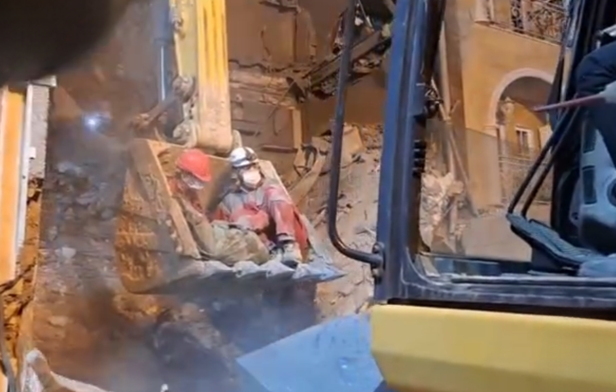 امدادرسانی تیم‌های عملیاتی هلال‌احمر به هموطنان آسیب‌دیده از حملات هوایی به یک منطقه مسکونی در قم