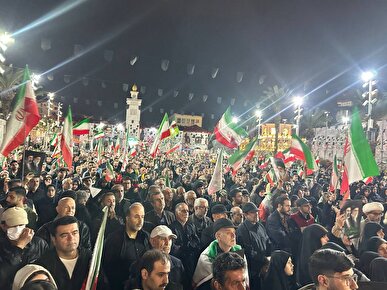 حضور پرصلابت رشتوندان زیر باران
/باران هم نتوانست مردم رشت را از صحنه دور کند+فیلم