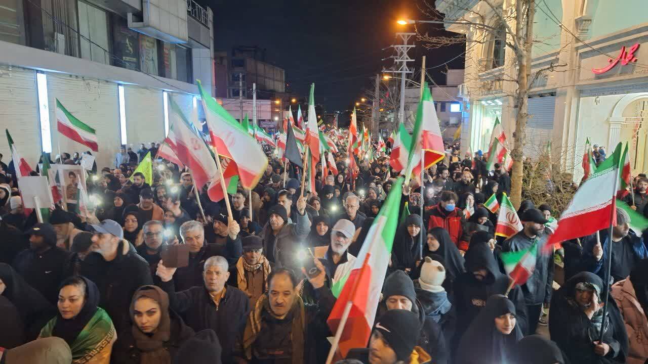 طنین فریاد خون&zwnj;خواهی در شب سی&zwnj;وهفتم/ تجدید میثاق مردم کرج با آرمان&zwnj;های ولایت+ فیلم