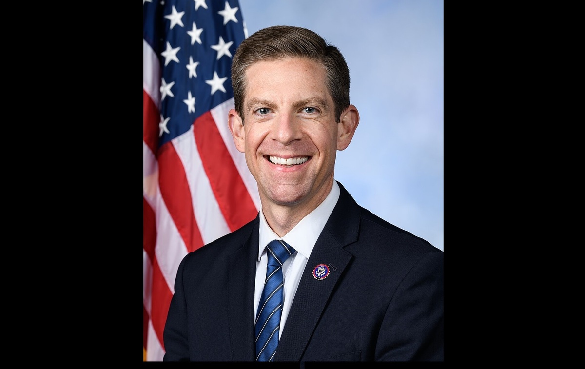 نماینده کنگره آمریکا: ترامپ دفتر ریاست‌جمهوری را به صندوق پول شخصی تبدیل کرده است