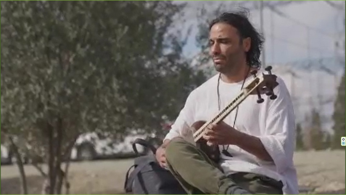 علی قمصری در کنار نیروگاه برق دماوند نواخت: «وطن من»، اثر استاد مشکاتیان + فیلم