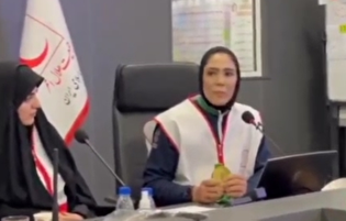 با ارزش‌ترین مدال خودم را که در سال ۲۰۲۵ کسب کردم برای بازسازی خانه‌های تخریب شده مردم در جنگ تقدیم می‌کنم