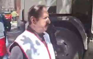 حضور مجید مجیدی، کارگردان سینما با لباس هلال احمر در یکی از نقاط مسکونی مورد هدف قرار گرفته تهران