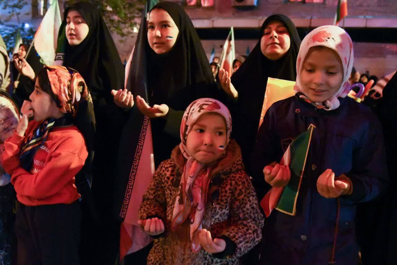 خیابان در قرق مردم؛ سی&zwnj;وهفتمین شب شکوه حضور مردم مشهد در خیابان