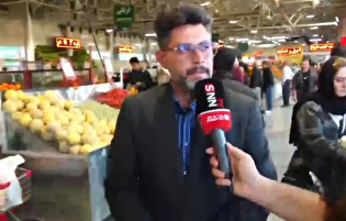 قفسه همه محصولات پر است و مردم با خیال راحت خرید می‌کنند