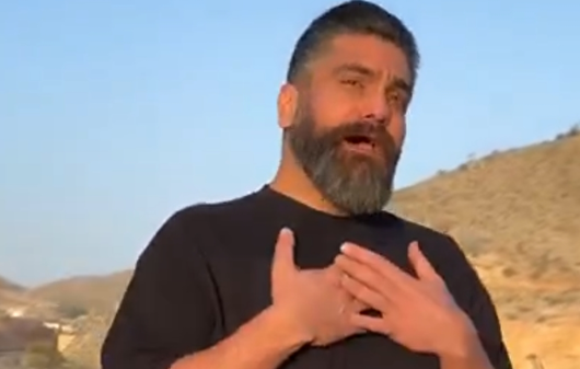 علی زندوکیلی با حضور بر روی خطوط ریلی از وطن خواند