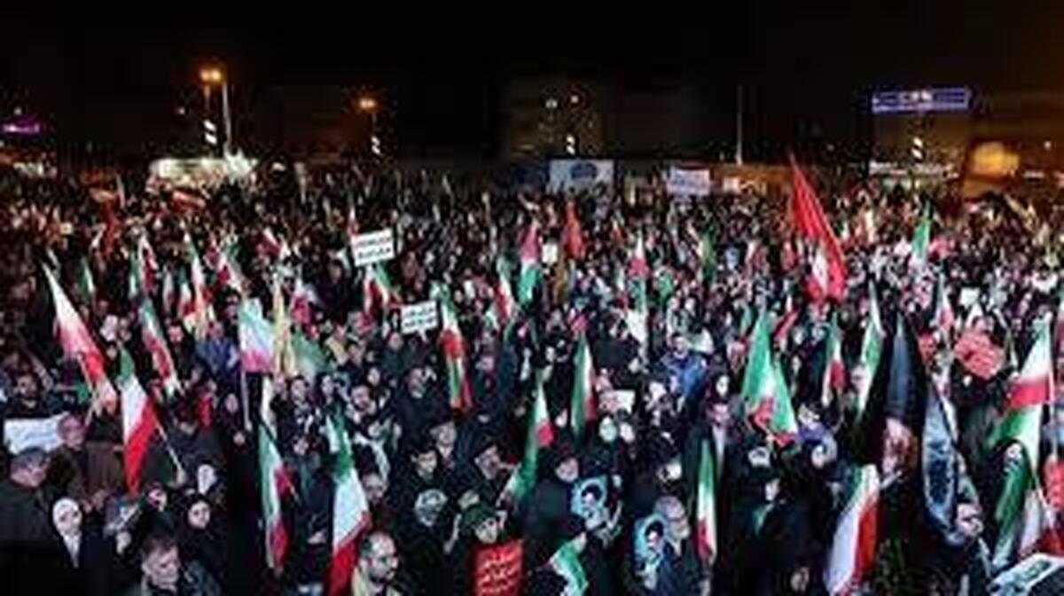 شهروند حاضر در اجتماعات پس از عقب نشینی ترامپ:ما تا زمانی که رهبر انقلاب بگویند در خیابان ها حضور داریم