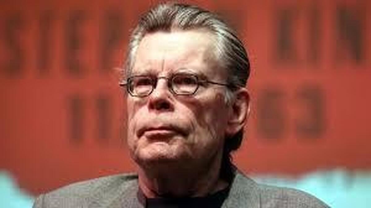 استیون کینگ: وضعیت فاجعه‌بار قیمت بنزین نتیجه انتخاب ترامپ احمق به عنوان رئیس‌جمهور است