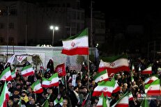 میدان انقلاب تهران چهل شب میزبان عاشقان ایران اسلامی بود/ پیکر مطهر سرلشکر خادمی تا لحظاتی دیگر در این مکان و در مراسم چهلم قائد امت تشییع خواهد شد + فیلم