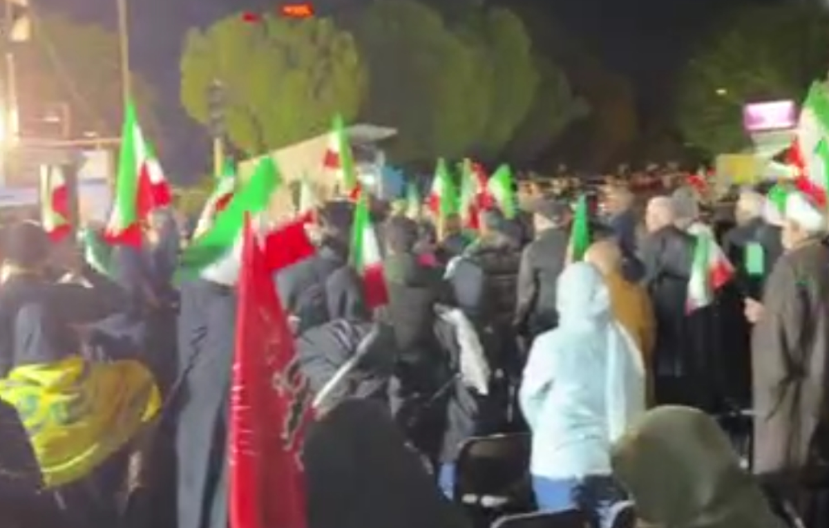 احترام نظامی تهرانی&zwnj;ها به سرود مقدس جمهوری اسلامی ایران/آغاز سی&zwnj;ونهمین شب حضور مردم در میدان ولیعصر