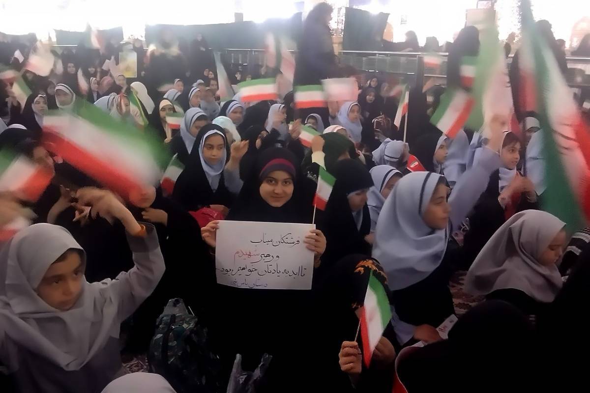 قلب ده&zwnj;ها هزار دانش&zwnj;آموز مشهدی در سوگ فرشته&zwnj;های پرکشیده میناب | مراسم چهلم شهادت دانش آموزان مدرسه شجره طیبه در حرم مطهر رضوی + فیلم