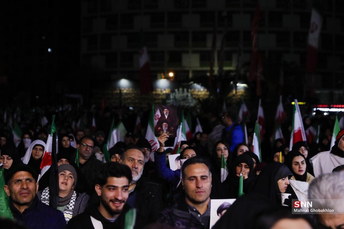 ساعت حوالی ۱:۳۰ نیمه شب؛ ملت خستگی ناپذیر همچنان در میدان انقلاب تهران + فیلم