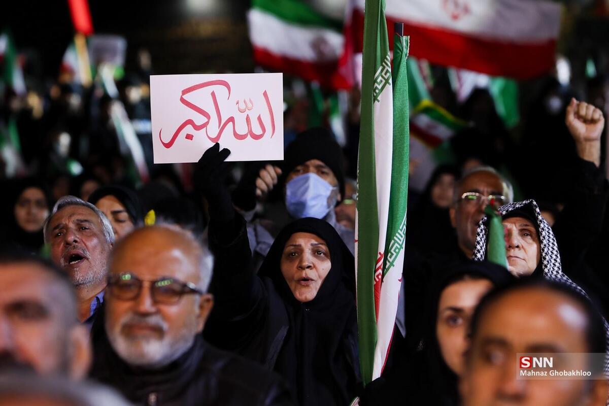 مردم حاضر در اجتماعات شبانه: برای حمایت از کشورمان و رهبرمان آمده‌ایم/ آمریکا و اسرائیل از صفحه روزگار محو خواهند شد + فیلم