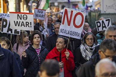 هزاران نفر در پایتخت اسپانیا شعار «نه به جنگ» در ایران سر دادند