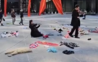 اجرای پرفورمنس ضدجنگ در شیکاگو به یاد کودکان مظلوم شهید میناب