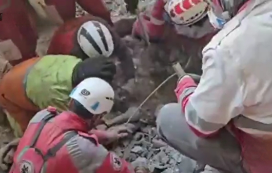 اشک‌های امدادگران هنگام خروج پیکر یک کودک از زیر آوار