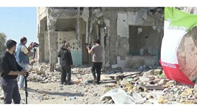 تشییع پیکر تازه تفحص شده، دانش آموز شهید حیدر صالحی از شهدای حمله تروریستی دشمن صهیونی آمریکایی‌ به مدرسه شجره طیبه میناب بروی دوش خادمان حرم مطهر بانوی کرامت + فیلم