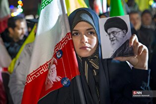 تجمع شبانه عزاداران در شب اربعین شهادت رهبر انقلاب (میدان ولیعصر (عج) تهران)