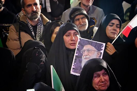 اشک‌های بی پایان گرمساری‌ها در شب اربعین رهبر شهید انقلاب+ فیلم