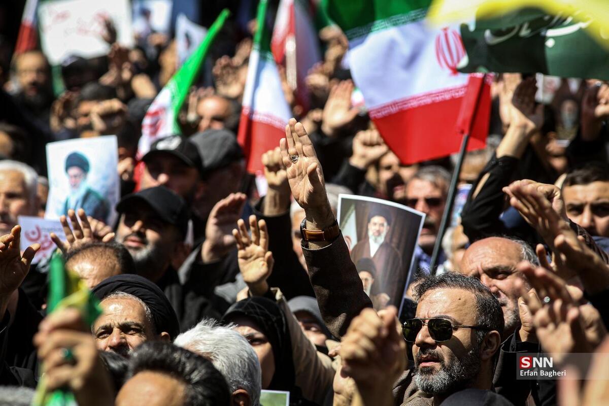 پیام بغض آلود بانوی سالخورده به رهبر انقلاب: خیلی دلم برایتان تنگ شده است/ تا خون در رگ داریم راه رهبر شهید را ادامه می‌دهیم+ فیلم