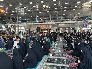 اجتماع عظیم مردم رشت در سوگ اربعین رهبر شهید و شهدای جنگ رمضان+فیلم
