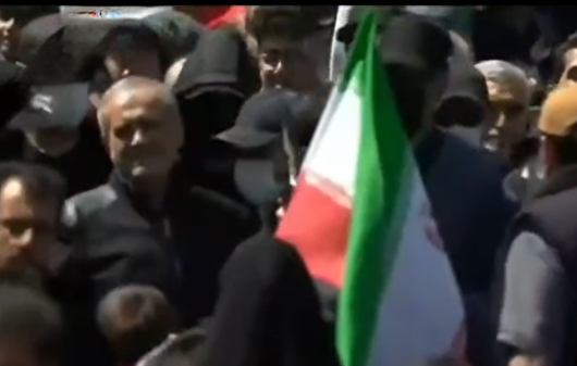 حضور پزشکیان در مراسم چهلم رهبر شهید در میان مردم