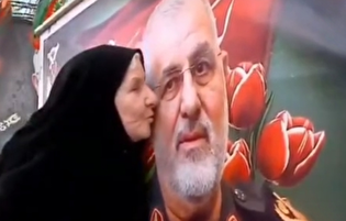 بوسه مادر سردار شهید پاکپور بر تصویر فرزند شهیدش