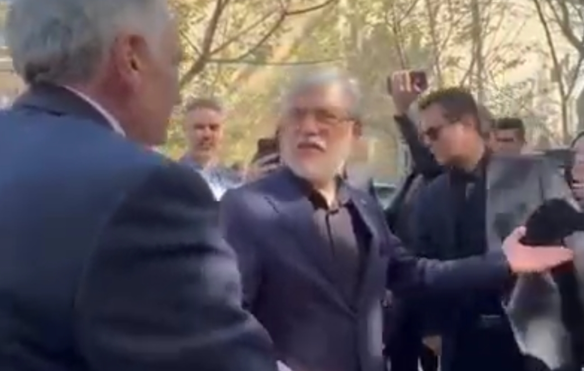 You see the gifts of Trump

شما هدایای ترامپ را مشاهده می&zwnj;کنید