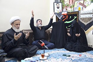 حضور اعضای دفتر حفظ و نشر آثار رهبر شهید انقلاب در منزل شهید امیر حسین بیدی