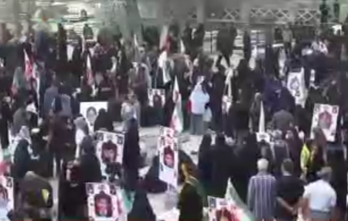 حضور پرشور مردم در گلزار شهدای میناب به مناسب چهلمین روز شهادت دختران دانش آموز مدرسه شجره طیبه