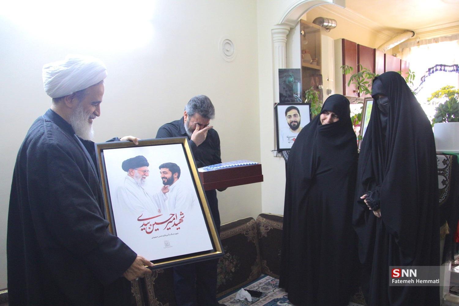 گزارش خبرنگار SNNTV از دیدار اختصاصی اعضای دفتر حفظ و نشر آثار رهبر انقلاب با خانواده شهید امیرحسین بیدی + فیلم