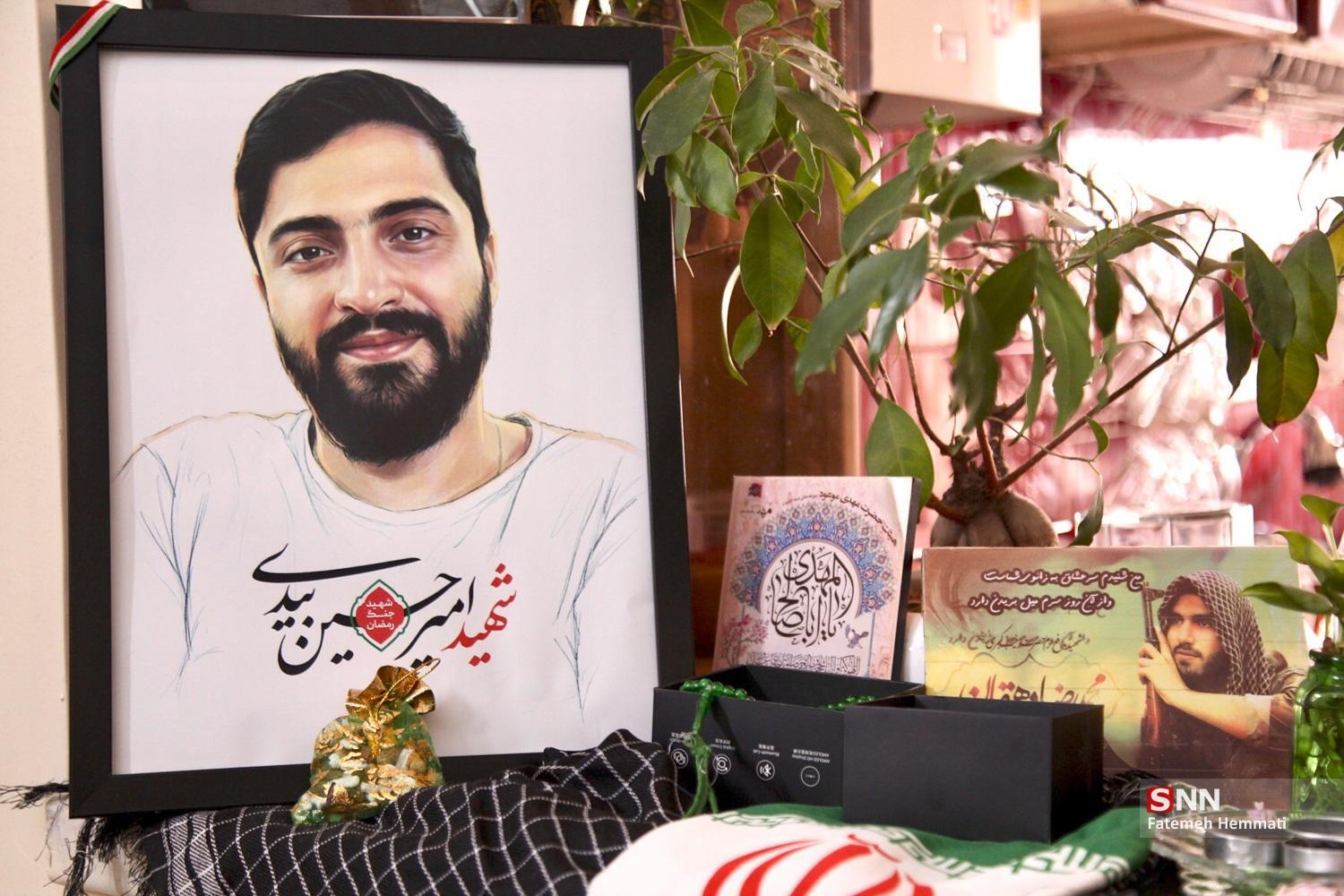 گزارش خبرنگار SNNTV از دیدار اختصاصی اعضای دفتر حفظ و نشر آثار رهبر انقلاب با خانواده شهید امیرحسین بیدی + فیلم