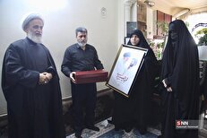 گزارش خبرنگار SNNTV از دیدار اختصاصی اعضای دفتر حفظ و نشر آثار رهبر انقلاب با خانواده شهید امیرحسین بیدی + فیلم و عکس