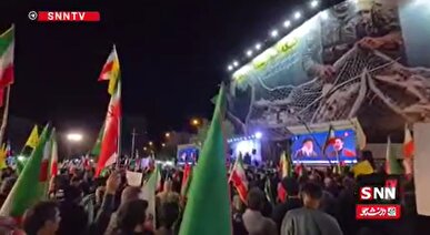 استماع پیام رهبر انقلاب توسط مردم در میدان انقلاب + فیلم