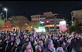 لحظه پخش پیام رهبر انقلاب در میدان نبوت تهران