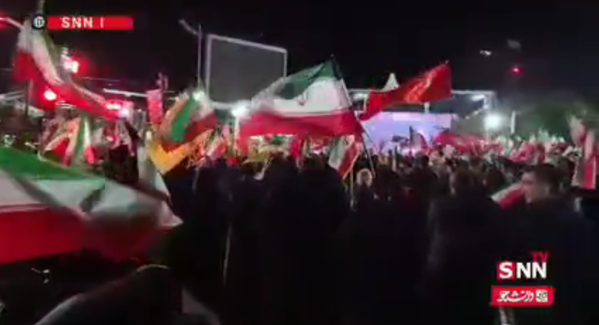 حضور پررنگ مردم در صحنه در میدان صادقیه تهران + فیلم