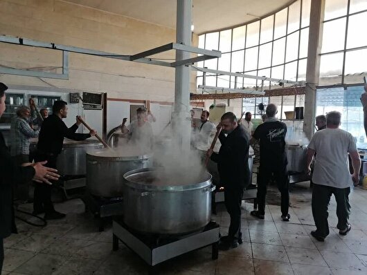 طبخ بیش از یک میلیون پرس غذای نذری برای توزیع در مراسمات اربعین رهبر شهید انقلاب اسلامی