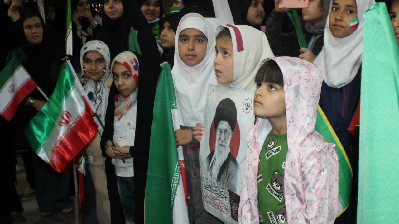 اجتماع حماسی امشب مردم گرمسار/دانش&zwnj;اموزان گرمساری به یاد شهدای میناب به خیابان آمدند+ تصاویر