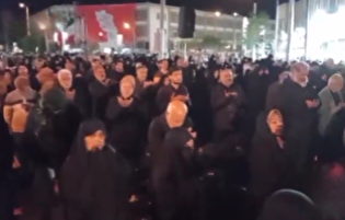 اقامۀ نماز استغاثه به امام زمان (عج) در میدان شهدای تهران