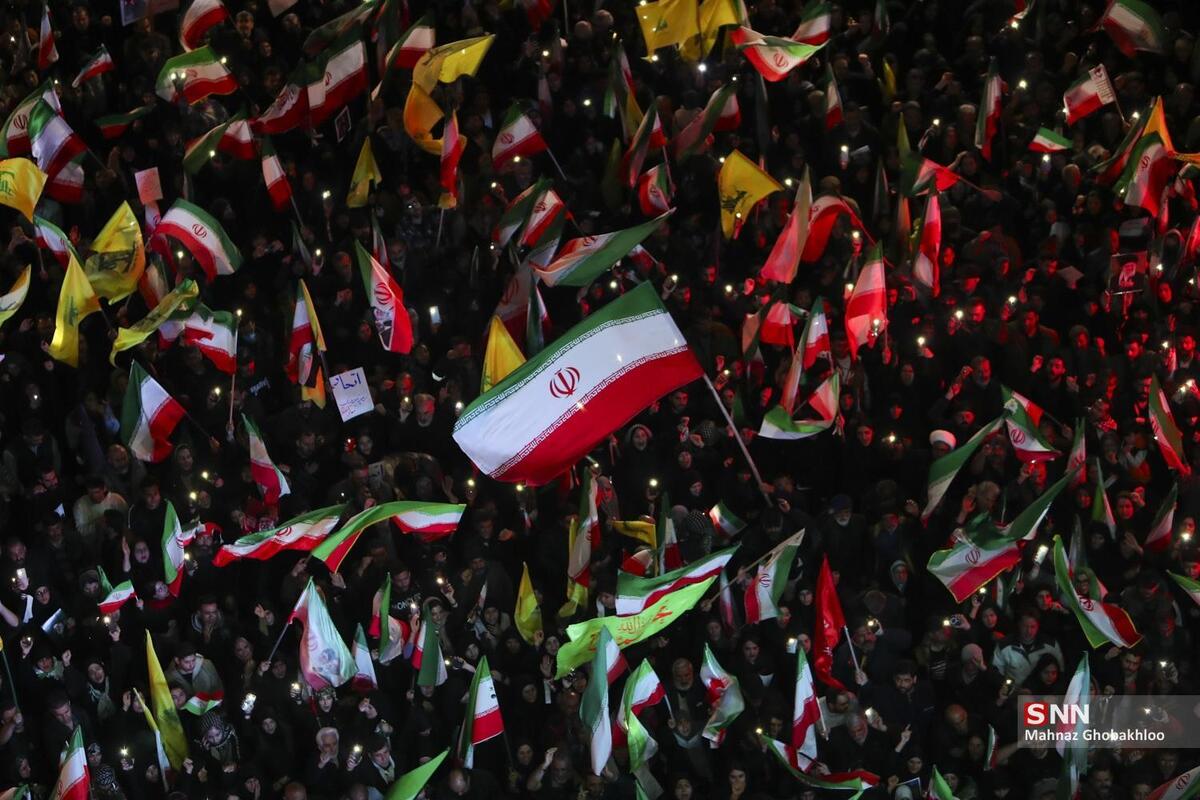 ایران در چهل و یکمین شب اجتماعات حماسی / طنین سرود ملی ایران و همخوانی مردم پایتخت در میدان تجریش + فیلم