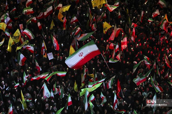 ایران در چهل و یکمین شب اجتماعات حماسی / طنین سرود ملی ایران و همخوانی مردم پایتخت در میدان تجریش + فیلم