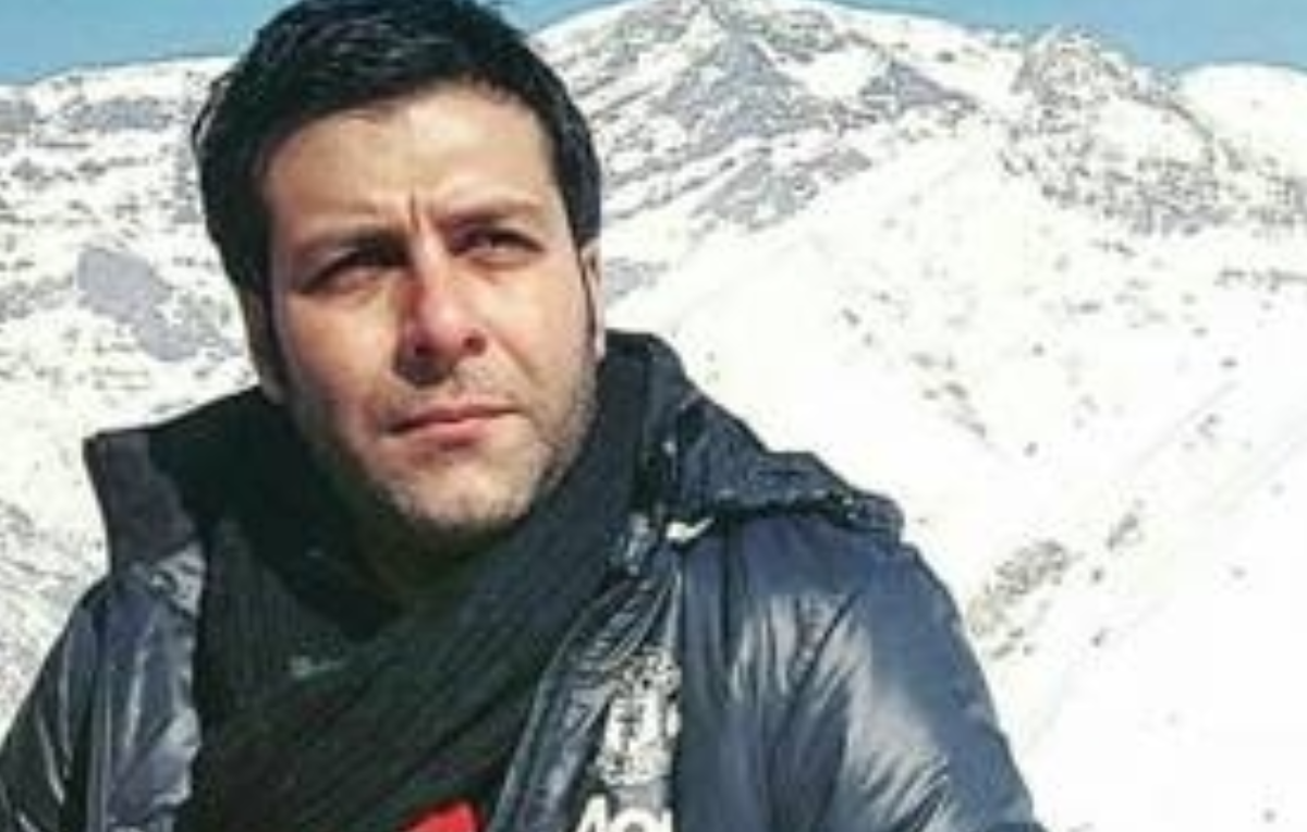 بین راه سردار تنگسیری که جانش را برای خلیج فارس میدهد و ابی (خواننده) که جرأت خواندن آهنگ خلیج&zwnj;فارس را به خاطر پول عرب&zwnj;ها ندارد باید یکی را انتخاب کرد