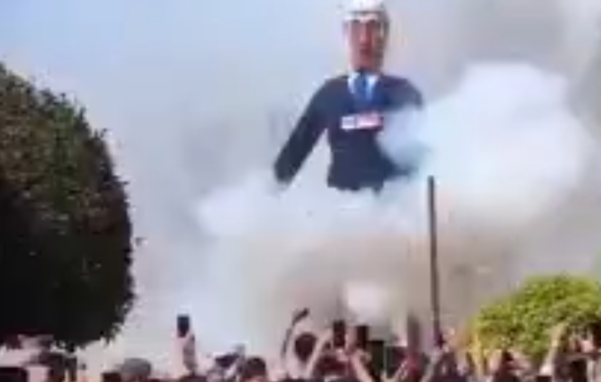 ساکنان روستایی در مالاگای اسپانیا در خلال گرامیداشت یک جشن مذهبی مسیحی، مجسمه بنیامین نتانیاهو نخست وزیر جنایتکار رژیم صهیونیستی را به آتش کشیدند