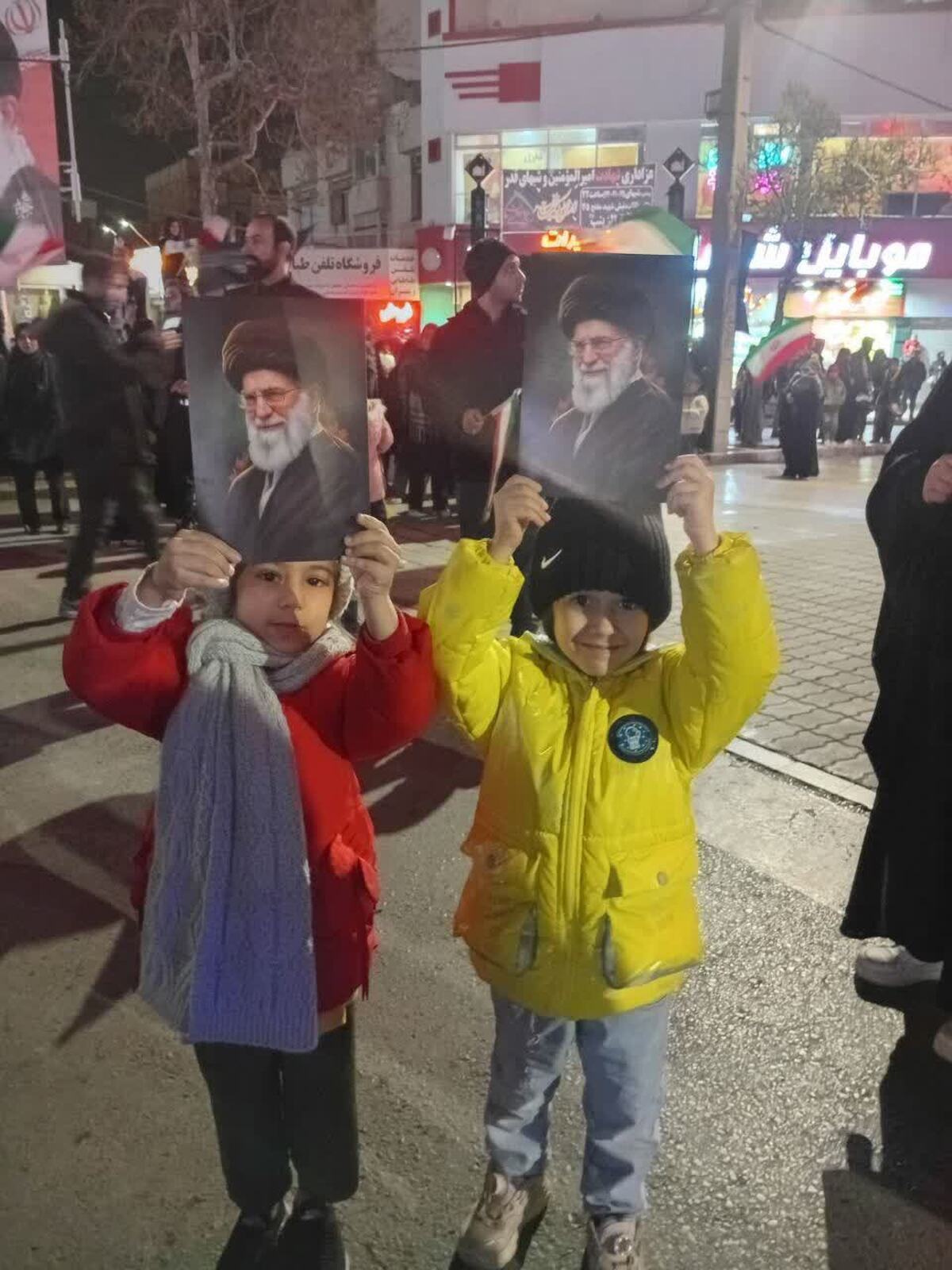 چهل و یکمین شب حضور حماسی مردم مشهد | به امر رهبر انقلاب، سنگر خیابان را رها نمی&zwnj;کنیم + فیلم (۲۱ فروردین ۱۴۰۵)