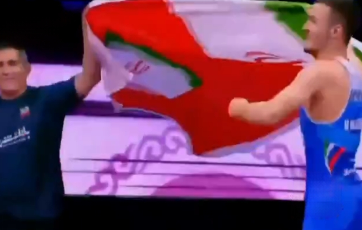 دور افتخار میلاد والی زاده با پرچم ایران پس از قهرمانی و کسب مدال طلا در مسابقات آسیایی