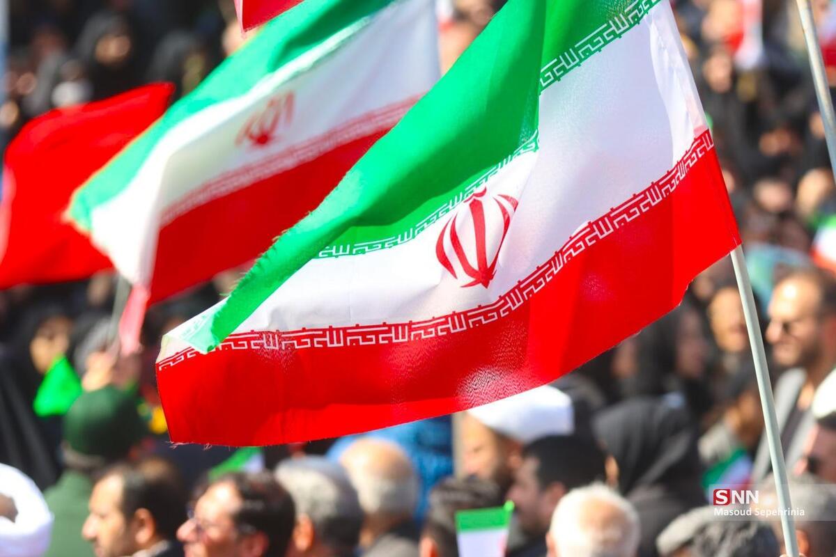 قصه &laquo;برافراشته ماندن&raquo;؛ وقتی دست&zwnj;های مردم، ستونِ پرچم می&zwnj;شود/ آیا می&zwnj;دانید پرچم چهارراه ولیعصر از ۹ اسفند تا امروز حتی یک ثانیه پایین نیامده؟ + فیلم