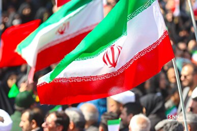 قصه «برافراشته ماندن»؛ وقتی دست‌های مردم، ستونِ پرچم می‌شود/ آیا می‌دانید پرچم چهارراه ولیعصر از ۹ اسفند تا امروز حتی یک ثانیه پایین نیامده؟ + فیلم